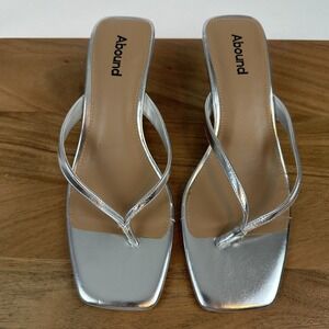 New Womens Abound Tina Silver Faux Leather‎ Thong Kitten Heel Sandals Size 9.5 M